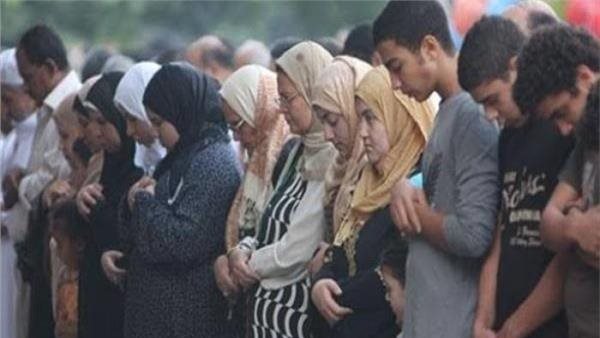 مع وجود حائل.. الأزهر يكشف حكم صلاة الرجال إلى جوار النساء في صلاة العيد